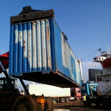 Arrivée du conteneur AMEDISCHOOL au port de Boma.